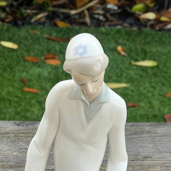 Lladro Hebrew Student Jewish Boy with Book 4684 Bar Mitzvah Siddur Judacia - Picture 2 of 10
